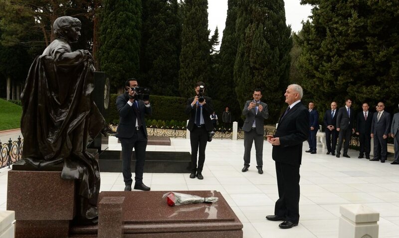 İraq Prezidenti Ulu Öndər Heydər Əliyevin məzarını ziyarət edib - FOTO