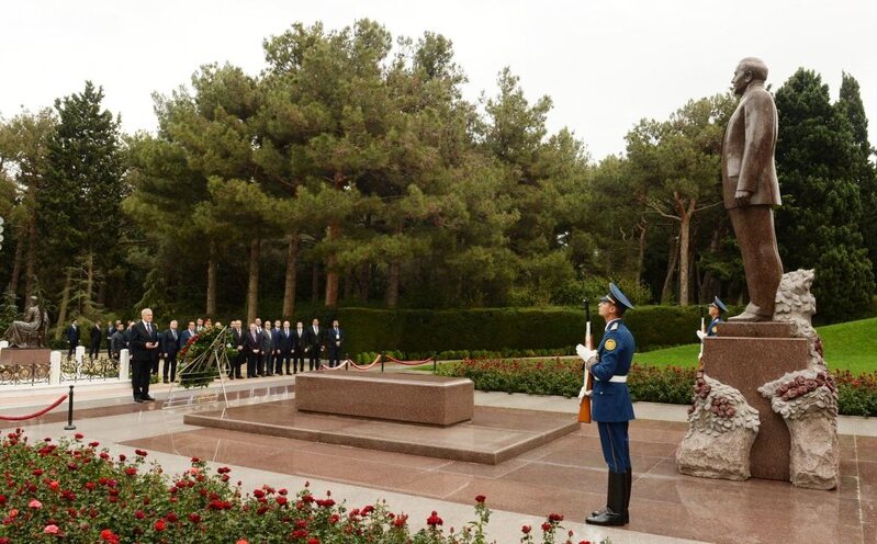 İraq Prezidenti Ulu Öndər Heydər Əliyevin məzarını ziyarət edib - FOTO