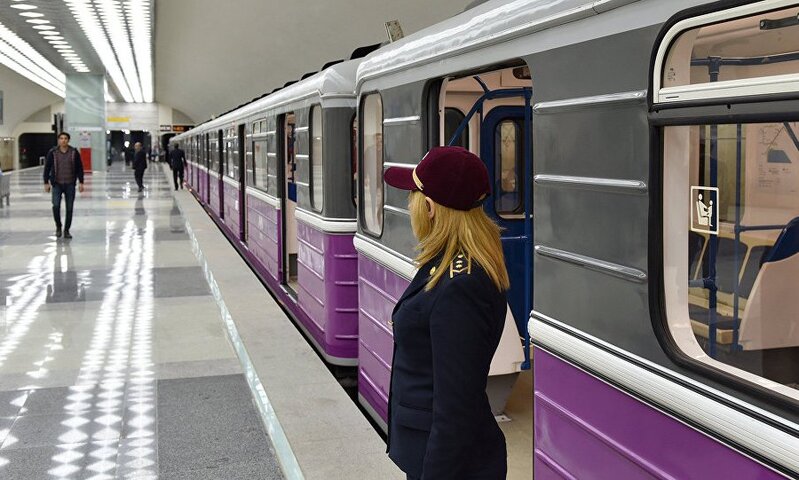 Bakı metrosunda yaşlı qadın stansiya yoluna düşərək öldü