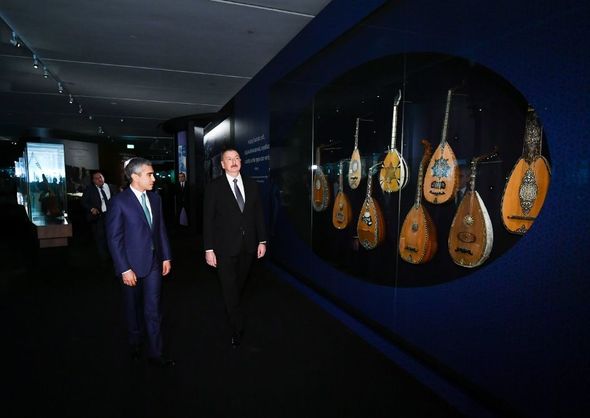 İlham Əliyev və Mehriban Əliyeva Heydər Əliyev Mərkəzində təşkil edilən sərgilərdə - FOTO
