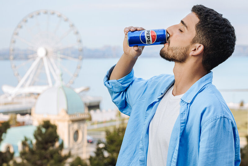 Pepsi dünyada 120 ölkədə vizual görkəmini dəyişərək 14 ildən sonra yeni görünüşünü təqdim edir - FOTO