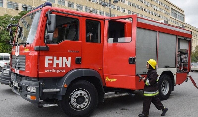 Sumqayıtda yaşayış binasında yanğın olub, sakinlər təxliyə edildi