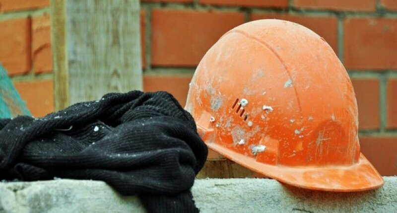 Xırdalanda fəhlə başına düşən yükdən öldü