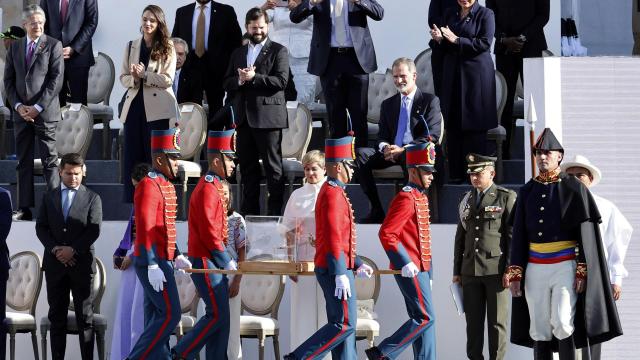 İspaniya kralının bu hərəkəti müzakirələrə səbəb oldu - FOTO