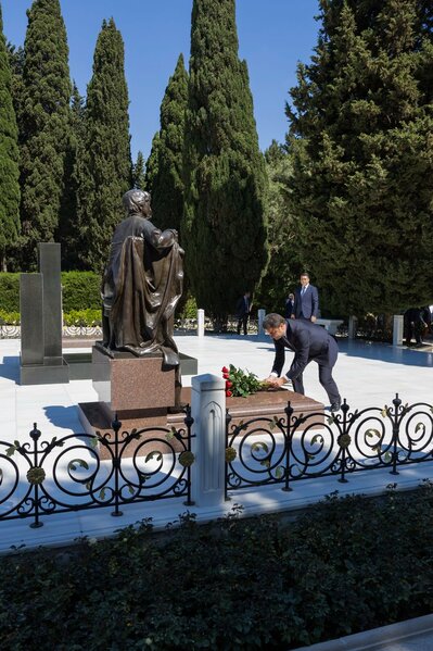 AZAL kollektivi və mülki aviasiyanın digər nümayəndələri Fəxri xiyabanı ziyarət etdi - FOTOLAR