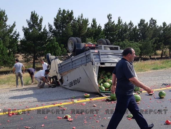 Yük daşıyan maşınlar toqquşdu, qarpızlar yola dağıldı - FOTO