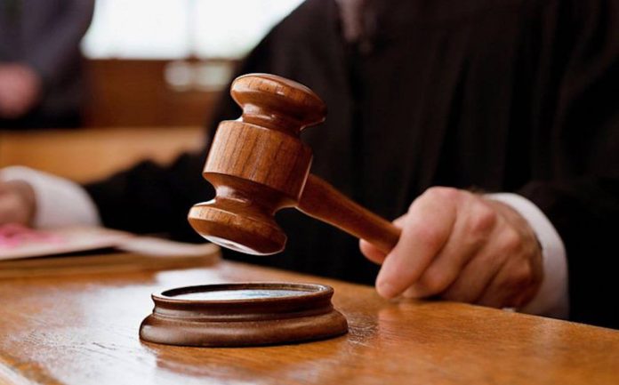 Azərbaycanda kişi arvadını məhkəmənin önündə öldürdü: Boşanmaq istədiyinə görə