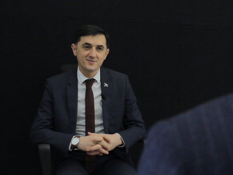 Şəhid ailələrinin, qazilərin problemi qalıb, deputat öz problemindən danışır