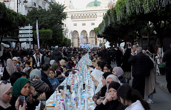 Afrikanın ən zəngin ölkələrindən birində 4 ildən sonra kollektiv iftar - FOTO