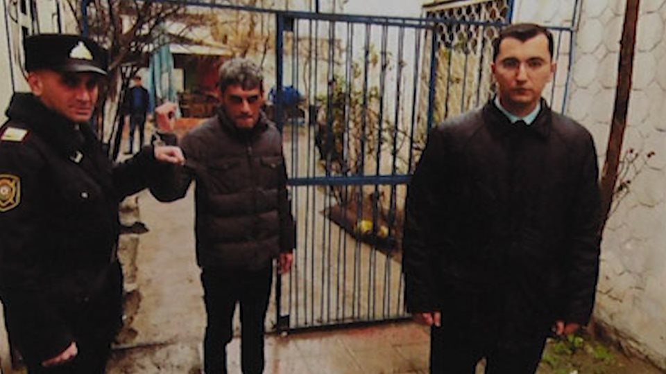 Bakıda kişi müştərisi olduğu kafenin işçiləri tərəfindən döyülərək öldürüldü - VİDEO