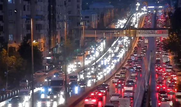 Yağış Bakının bəzi küçə və prospektlərində sıxlıq yaradıb, avtobuslar gecikir