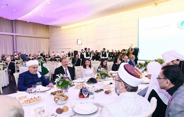 Dünya dini liderlərinin II Bakı Sammitinin iştirakçılarının şərəfinə ziyafət verilib - FOTO