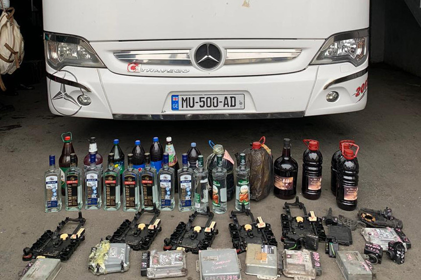 Gürcüstandan gələn avtobusda spirtli içkilər aşkarlandı