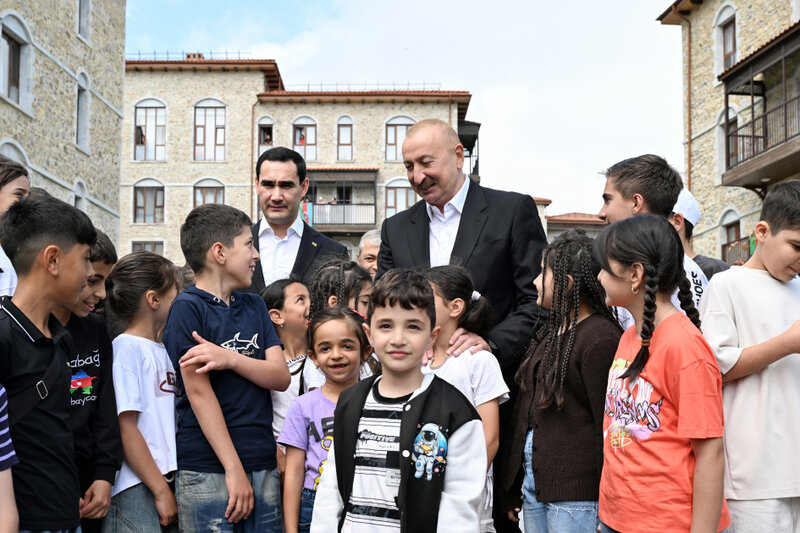 Prezidentlər Şuşada inşa edilmiş birinci yaşayış kompleksində - Fotolar