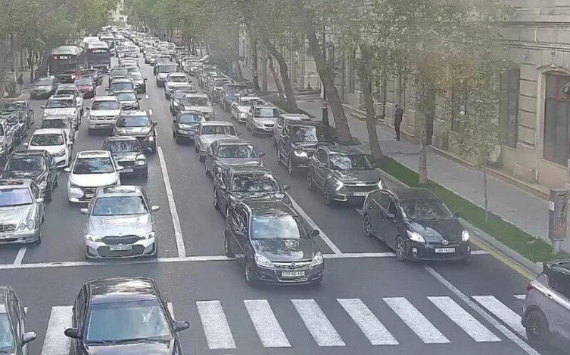 Bakının bir çox yollarında nəqliyyatın sıxlığı müşahidə edilir - SİYAHI
