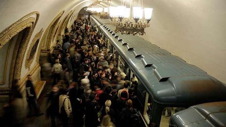 Bakı metrosunda nasazlıq - Sərnişinlər qatardan düşürüldü