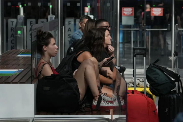 İtaliyada minə yaxın reys təxirə salındı, yüz minlərlə sərnişin aeroportlarda qaldı - FOTO