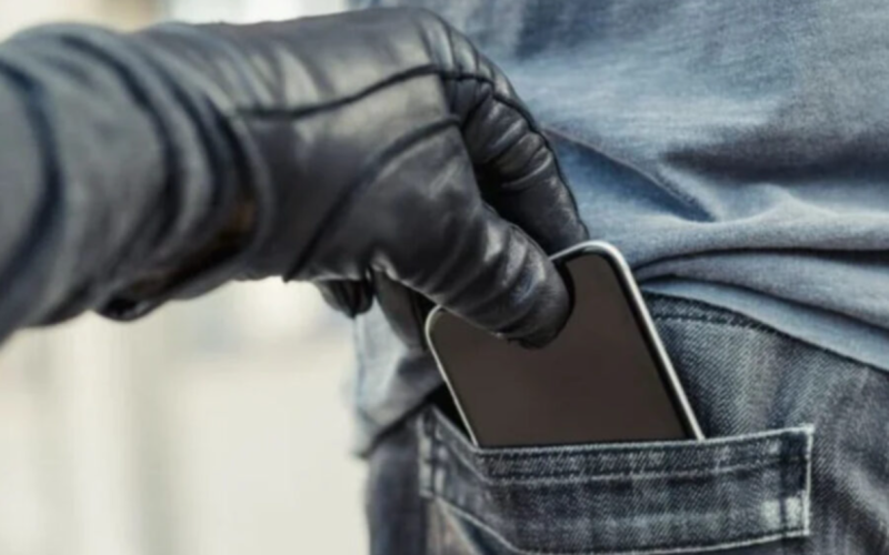 Paytaxtda 3600 manatlıq telefon oğurlandı