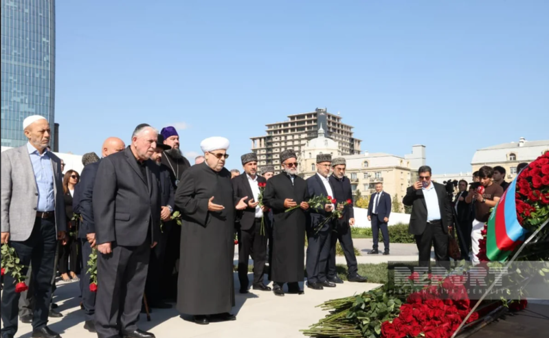 Dövlət və hökumət rəsmiləri Bakıdakı Zəfər parkında - FOTOLAR