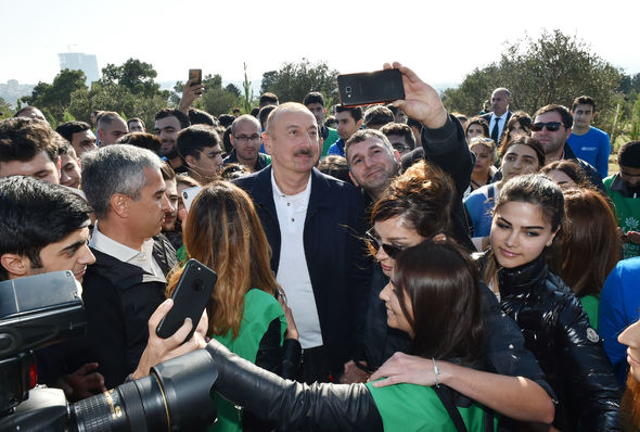 İlham Əliyev və Mehriban Əliyeva ağacəkmə aksiyasında - FOTO