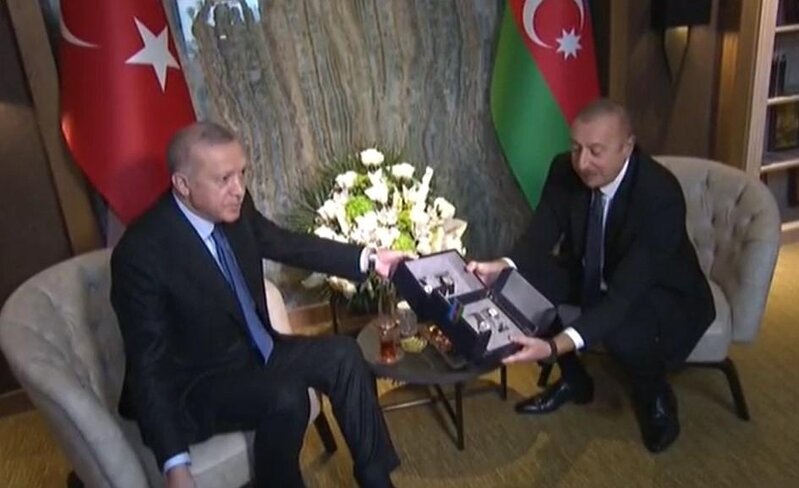 Prezident: 'Yaxından çəkin, əziz qardaşım hədiyyə edib' - FOTOLAR