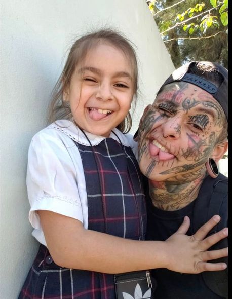 Tatu aludəçisi olan gənc ata özünü "İblis"ə çevirdi - FOTO