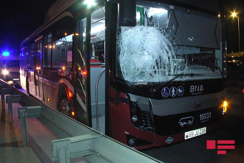 Sərnişin avtobusu piyadanı vuraraq öldürdü