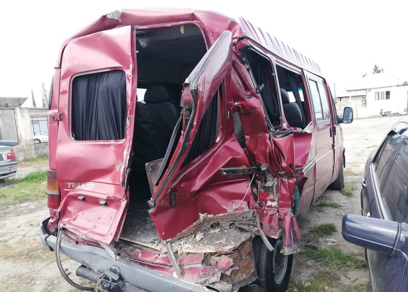 Ucarda mikroavtobus evakuatorla toqquşdu