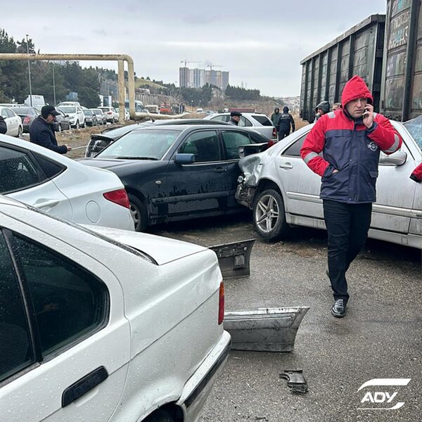 Dəmir yolu stansiyasında zəncirvari qəza - FOTO