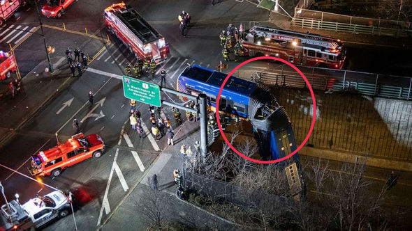 Estakadadan aşan sərnişinlə dolu avtobus havadan asılı qaldı - FOTO/VİDEO