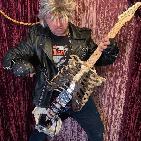 Əmisinin sümüklərindən gitara düzəltdi - FOTO/VİDEO