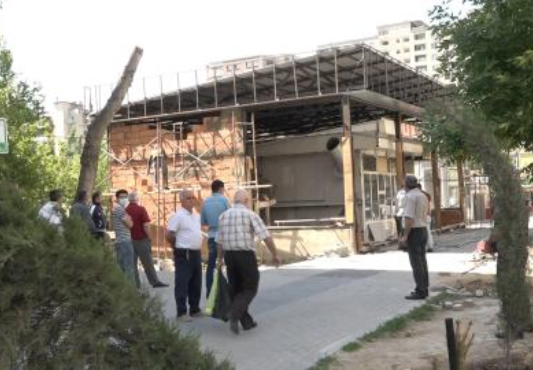 Sakinlər həyətdə yeni obyektin tikintisindən narazıdırlar - VİDEO