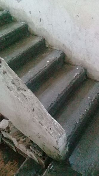 Sakinlər narahatdır: Qəzalı vəziyyətdə olan binanı su basıb - FOTO