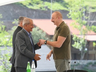 Dövlət başçısı Laçın şəhərinə qayıdan əhali ilə görüşüb, evlərin açarlarını onlara təqdim edib - FOTOLAR