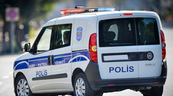 Polislər xidməti maşına qadınları götürdülər, turistlərə söz atdılar - VİDEO