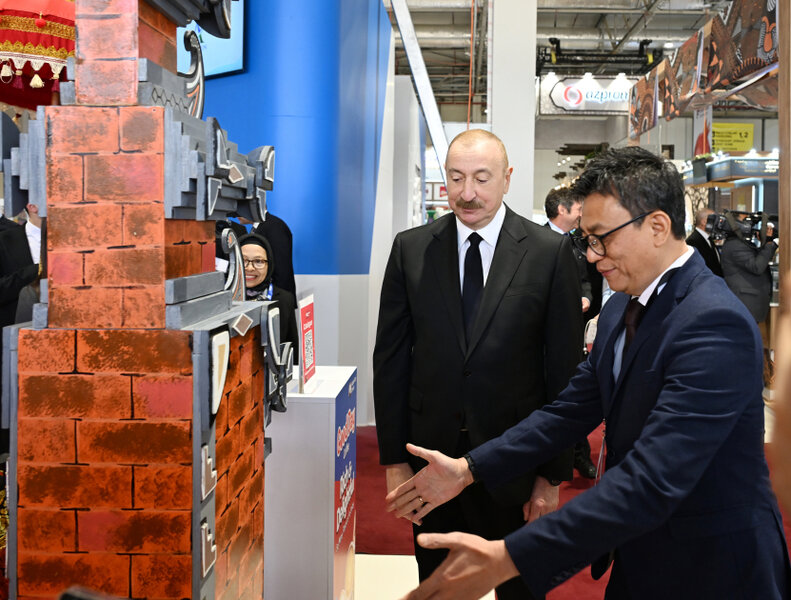 Prezident ailəsi ilə sərgidə - Fotolar