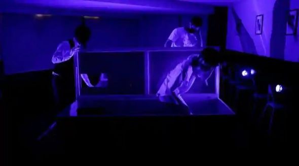 Koronavirus stressini atmaq üçün "zombilərin" olduğu otaqda tabuta uzanırlar - FOTO/VİDEO 