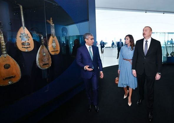 İlham Əliyev və Mehriban Əliyeva Heydər Əliyev Mərkəzində təşkil edilən sərgilərdə - FOTO