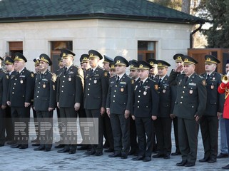 Müdafiə Nazirliyinin şəxsi heyəti İkinci Şəhidlər xiyabanını ziyarət edib - FOTOLAR