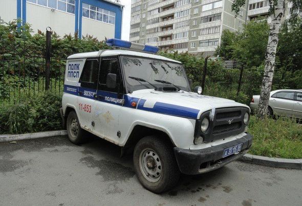 Gənc qızı saxlayan hüquq mühafizəçiləri xidməti maşında ona təcavüz etdilər - FOTO