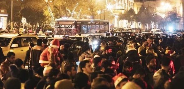 Yüz minlərlə insan Bakının mərkəzində - FOTO