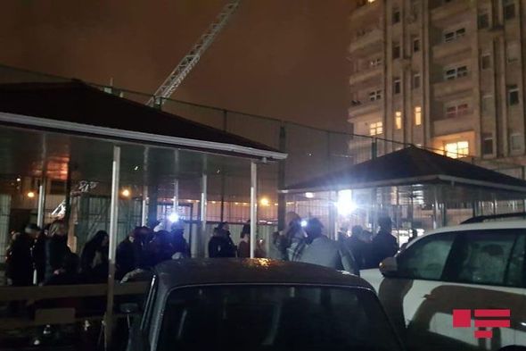 Bakıda hündürmərtəbəli binada yanğın baş verib - FOTO/VİDEO + YENİLƏNİB