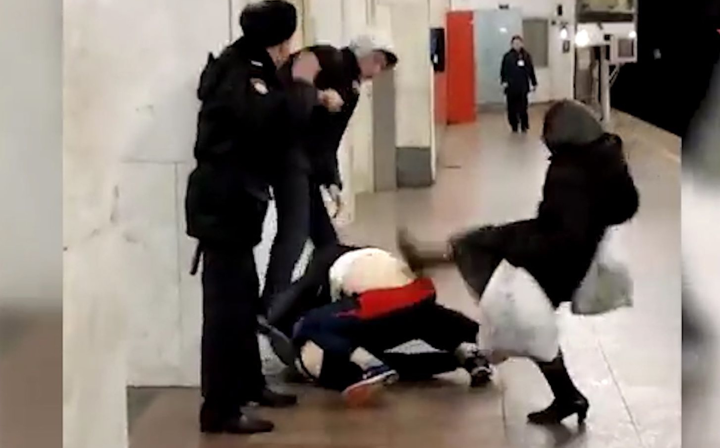 Metroda qadının iştirakı ilə "qaydasız döyüş" - VİDEO