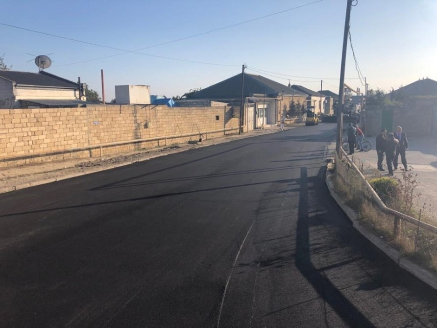 Novxanıda Sabit Orucov küçəsinə yeni asfalt örtüyü döşənir - FOTOLAR