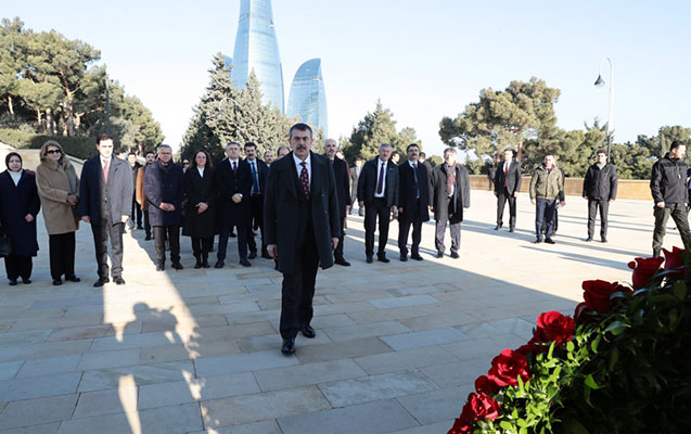 Türkiyəli nazir Şəhidlər xiyabanında - FOTOLAR