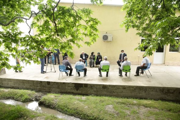 Xaçmazın icra başçısı Qıraqlı kəndində ağsaqqallarla görüşüb – FOTO