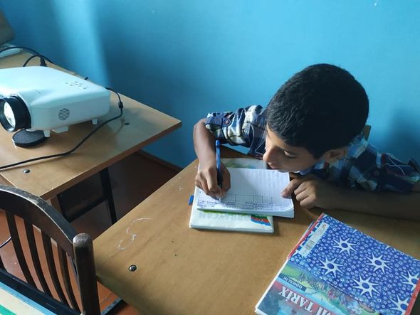 Ucqar kənddə çalışan azərbaycanlı müəllim distant təhsili fərqli üsulla əvəz etdi - FOTO