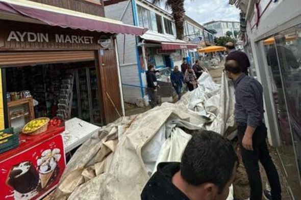 Türkiyədə fırtına damları uçurub, pəncərələri qırdı - FOTO