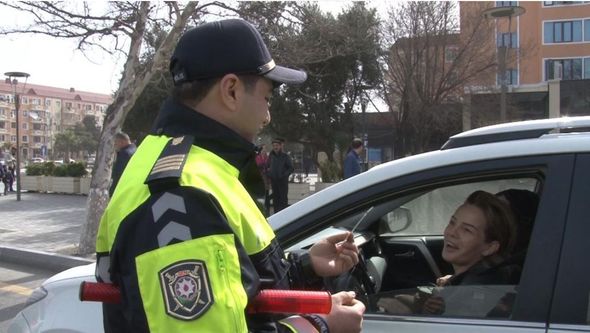Sumqayıt polisi qayda pozan qadın sürücü və sərnişinləri saxlayıb mükafat verdi - FOTO 