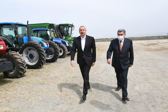 İlham Əliyev pambıq tarlasında səpin prosesini izlədi - YENİLƏNİB+FOTO/VİDEO